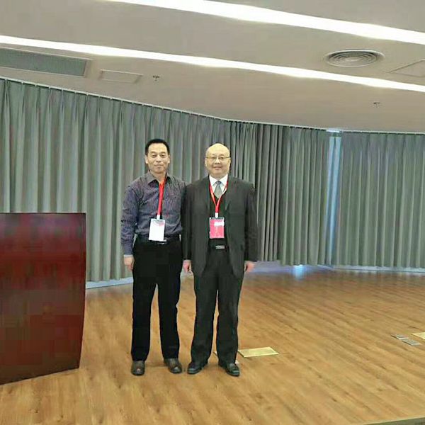 公司郝總工與中國化工協(xié)會秘書長在全國油氣回收技術(shù)交流大會現(xiàn)場