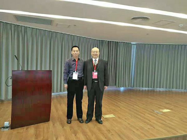 公司郝總工與中國(guó)化工協(xié)會(huì)秘書(shū)長(zhǎng)在全國(guó)油氣回收技術(shù)交流大會(huì)現(xiàn)場(chǎng)