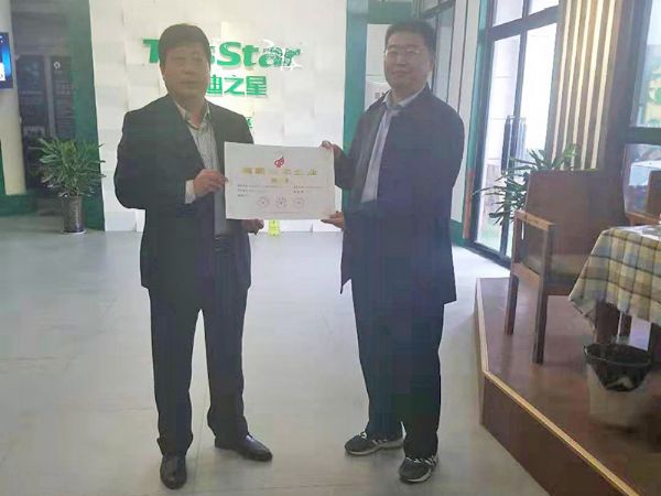 菏澤高新區(qū)科技局局長(zhǎng)張宇同志向公司頒發(fā)高新企業(yè)證書(shū) 